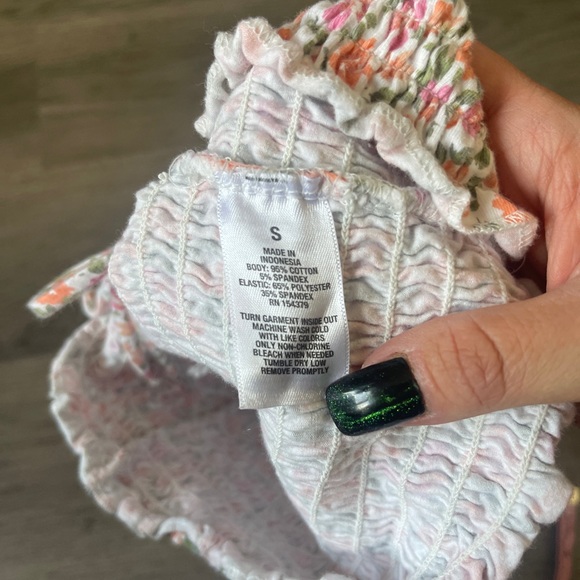 Aeropostale ladies size small floral halter top with cinch straps. So stretchy - Picture 3 of 9